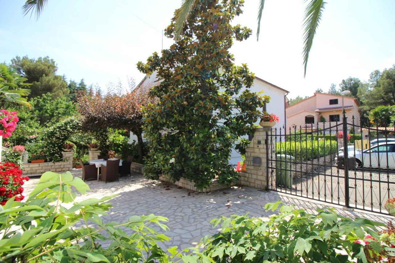 Modern Apartment Sabina With Nice Garden Poreč Exterior foto